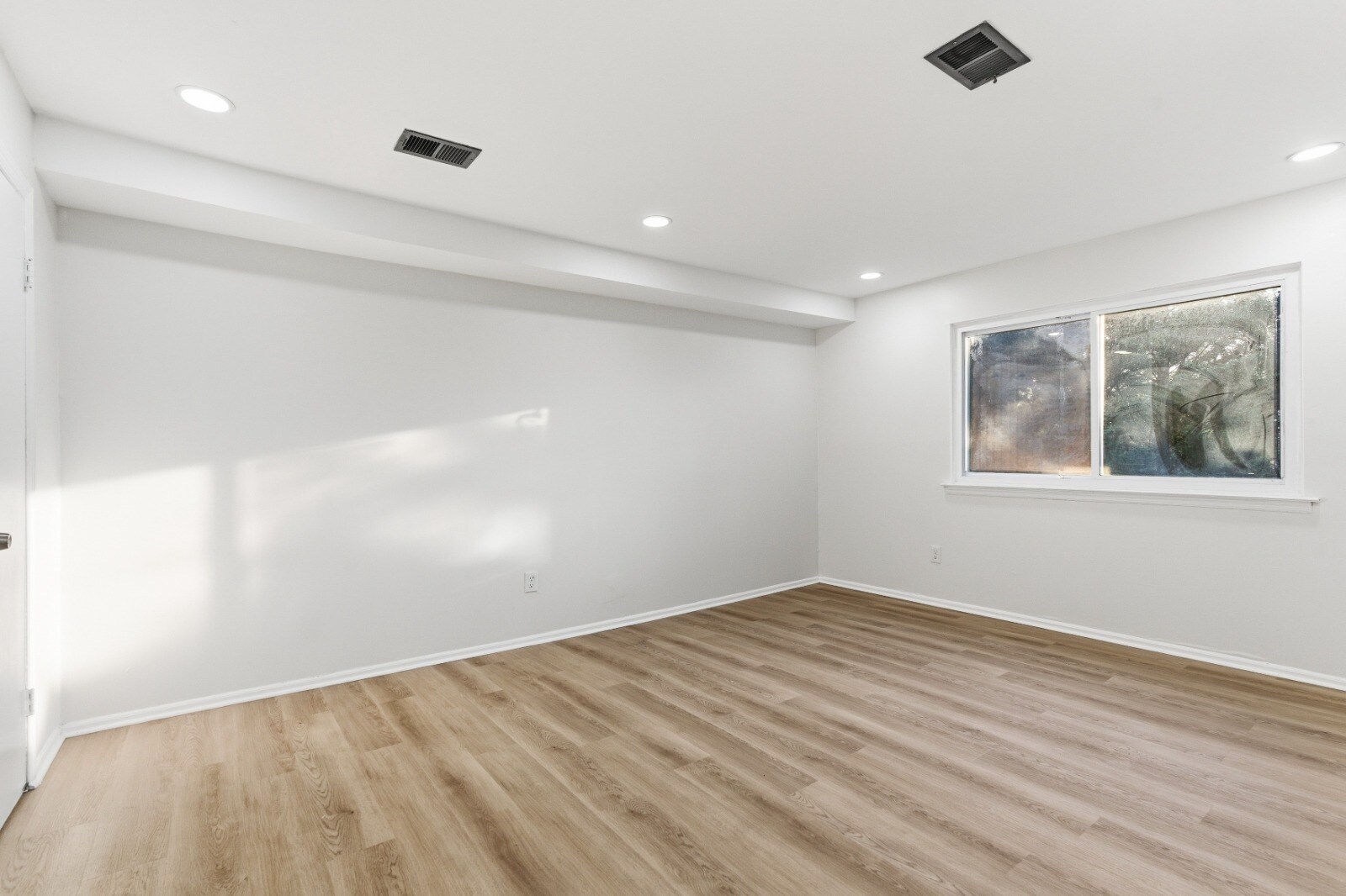 Building Photo - 491 College Dr