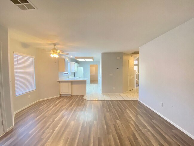 Building Photo - FANTASTIC SINGLE-FAMILY HOUSE WITH 4 BEDROOMS