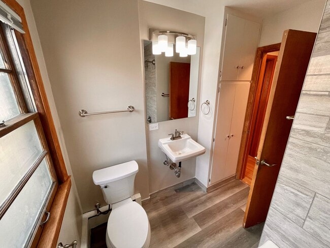 Building Photo - Newly Renovated 2bd/1ba in Vilas Neighborhood