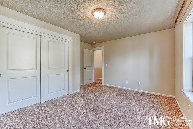 Building Photo - Stylish Beaverton Home with Built-ins, Open Layout & Private Backyard