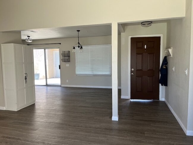 Building Photo - 3 Bed 2 Bath House located in the Heart of Tehachapi! Available 3/1/2026!