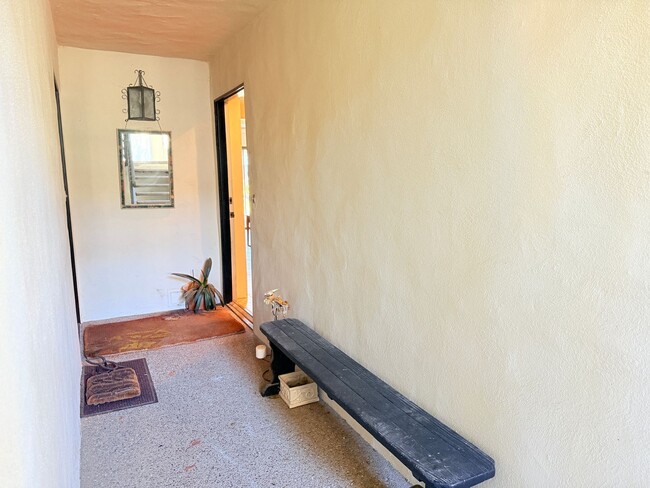 Building Photo - Charming Fully Furnished 1-Bedroom Condo with Pool Access in Carpinteria