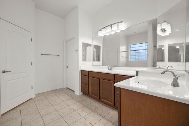 Building Photo - Beautiful Home with Pool and Spa and 3 car...