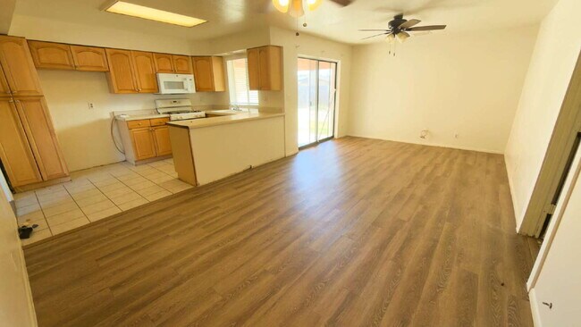 Building Photo - "Spacious 4-Bedroom Oasis in Phoenix with 2 Full Baths - 1,670 Sq Ft of Comfort!"