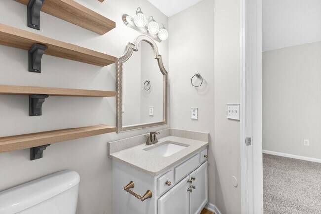 Building Photo - Charming Townhome with Water Views near The Market Common!