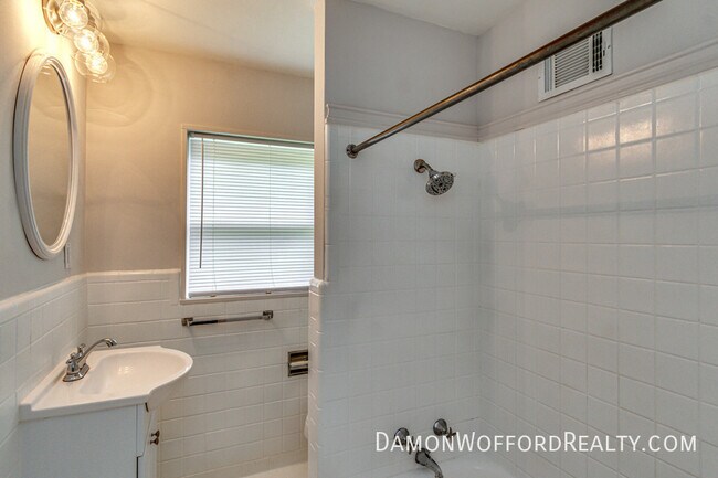 Building Photo - 1827 Parkridge Dr