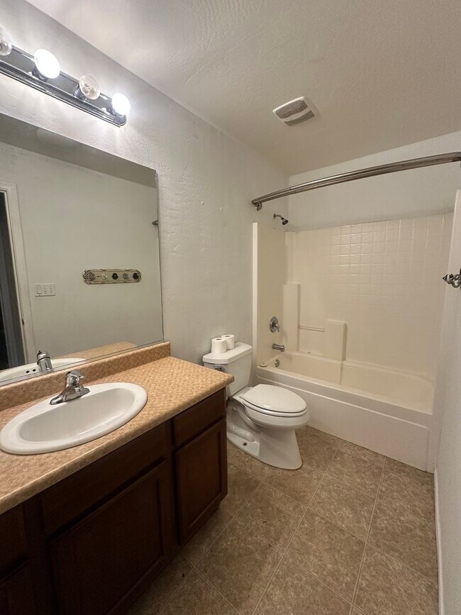 Building Photo - Hanford home w/pool coming soon!