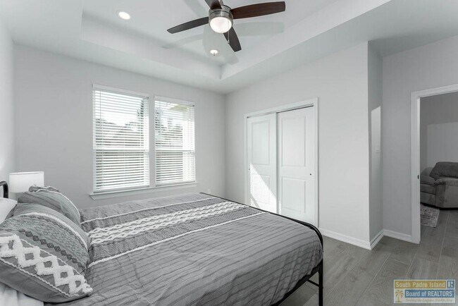 Building Photo - 20 S Bay Hill Dr