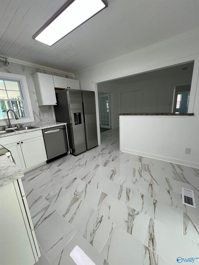 Building Photo - 1805 8th Ave SW