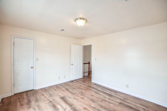 Building Photo - Pet Friendly Two Bedroom!
