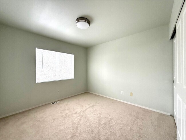 Building Photo - Bright Sammamish Home with Fully Fenced Yard