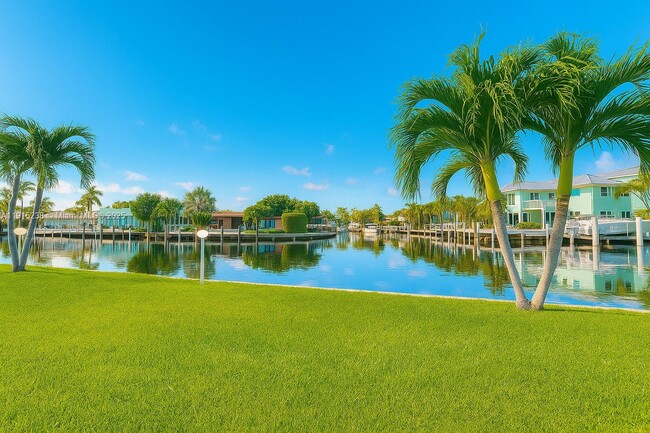 Building Photo - 1100 Pine Dr