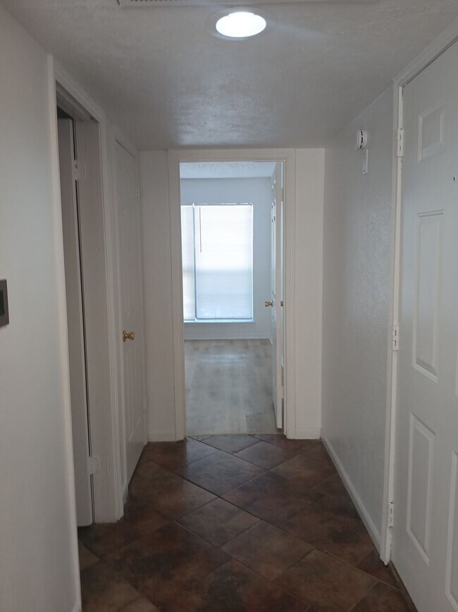 Building Photo - (50% OFF 1st MONTHS RENT) 1 Bed 1 Bath Condo in Dallas (All Electric)