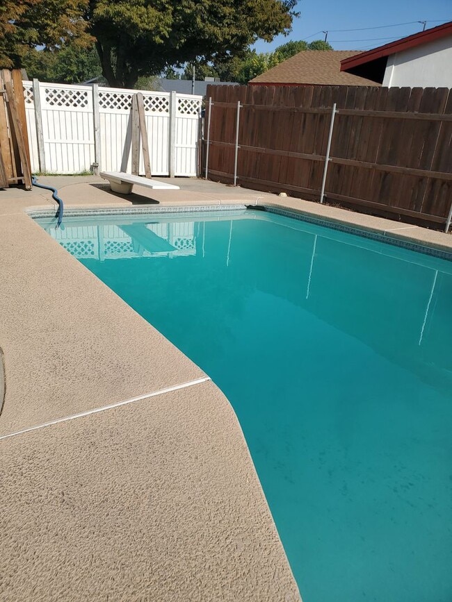 Building Photo - 3 bedroom 2 bath with Pool Off of Oakdale Road