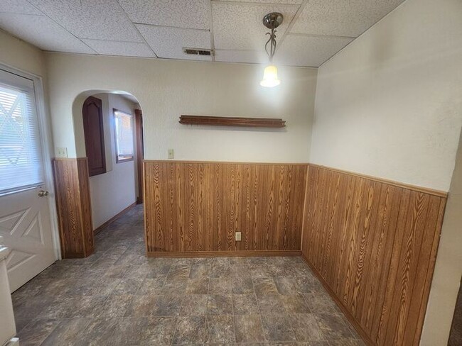 Building Photo - Charming 2-Bedroom Home On Terre Hautes North Side Near Terre Town School