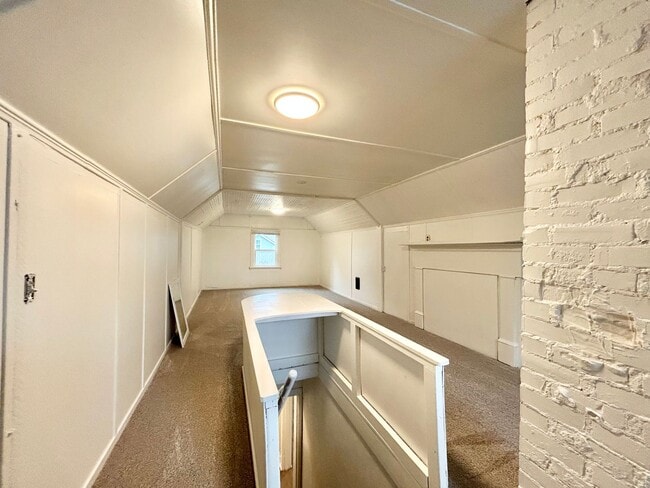 Building Photo - 231 NE 4th Ave