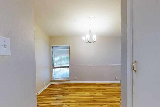 Building Photo - 1025 Louise Ln