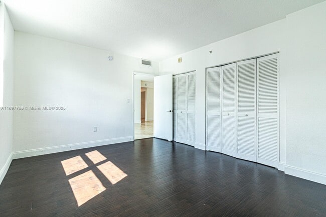 Building Photo - 7501 E Treasure Dr