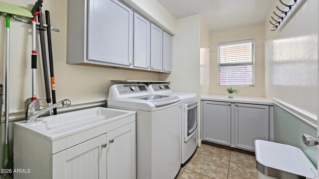 Building Photo - 13888 W Wilshire Dr