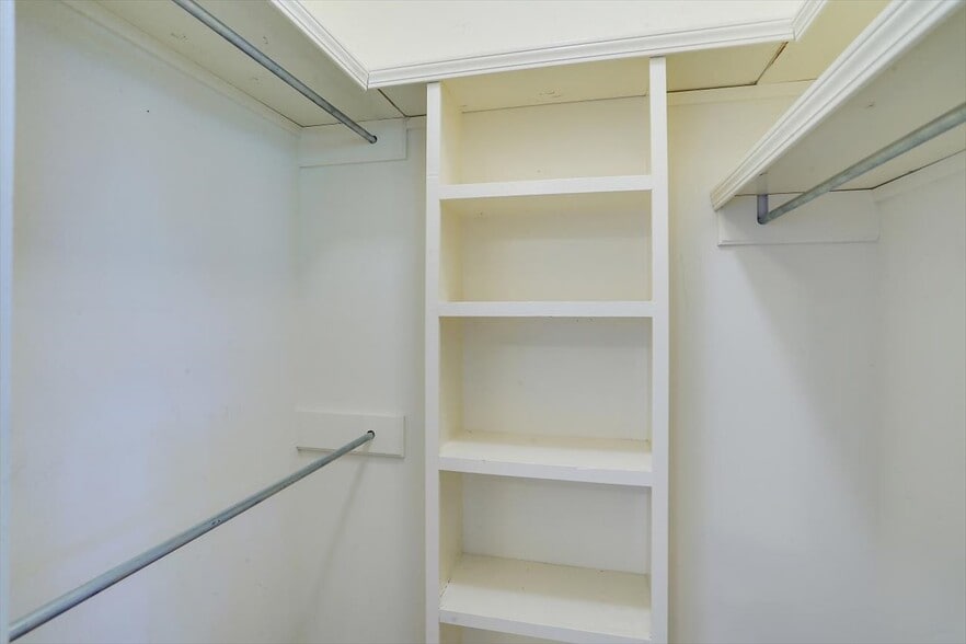 Building Photo - 1330 Roxbury Ct