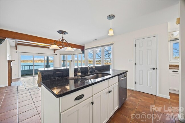 Building Photo - 372 Northwest Dr