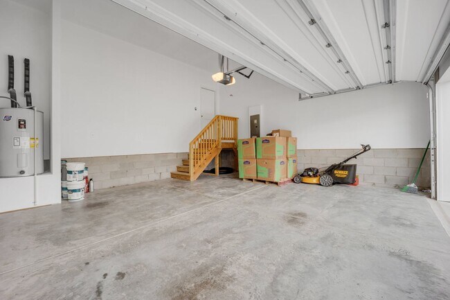 Building Photo - Spacious 5-Bedroom Home with Modern Upgrad...