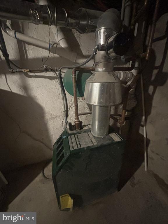 Building Photo - 122 Sharon Ave