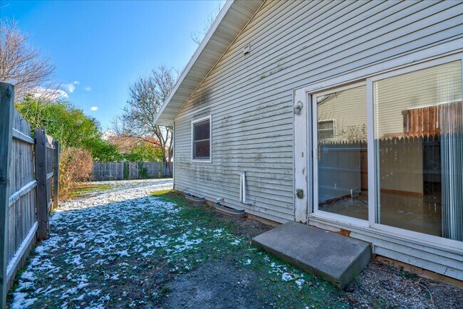 Building Photo - 1309-1311 Prairie Rd