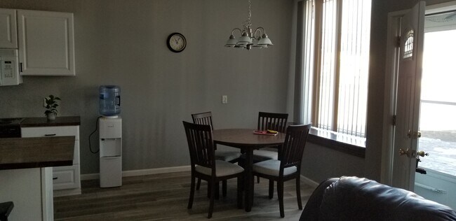 Building Photo - 1402 5th St