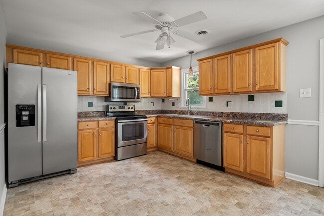 Building Photo - 5712 Sara Kay Dr