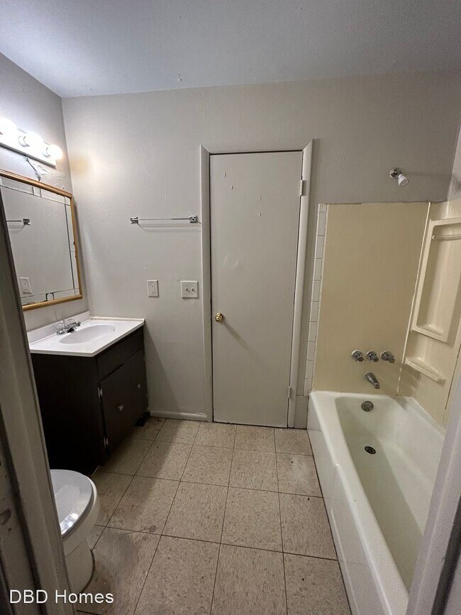 Building Photo - 3 br, 1 bath House - 2817 Larwill Ct