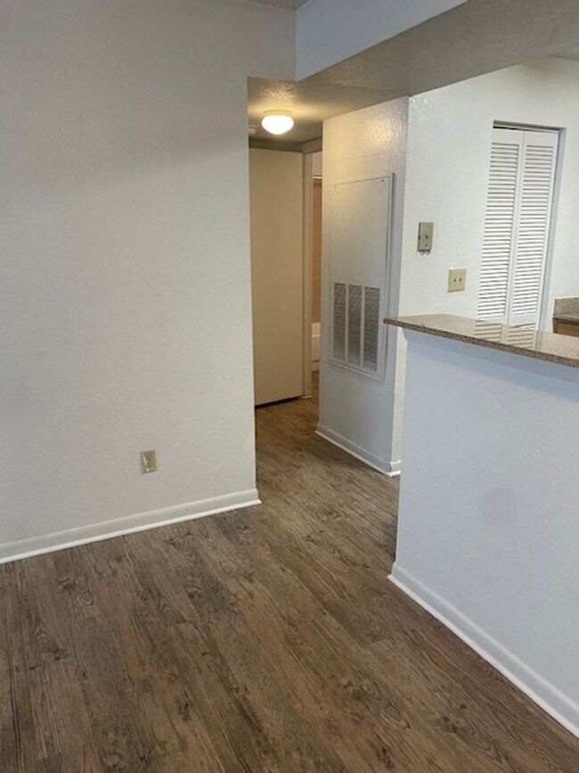 Building Photo - Lexington place ground fl One bedroom