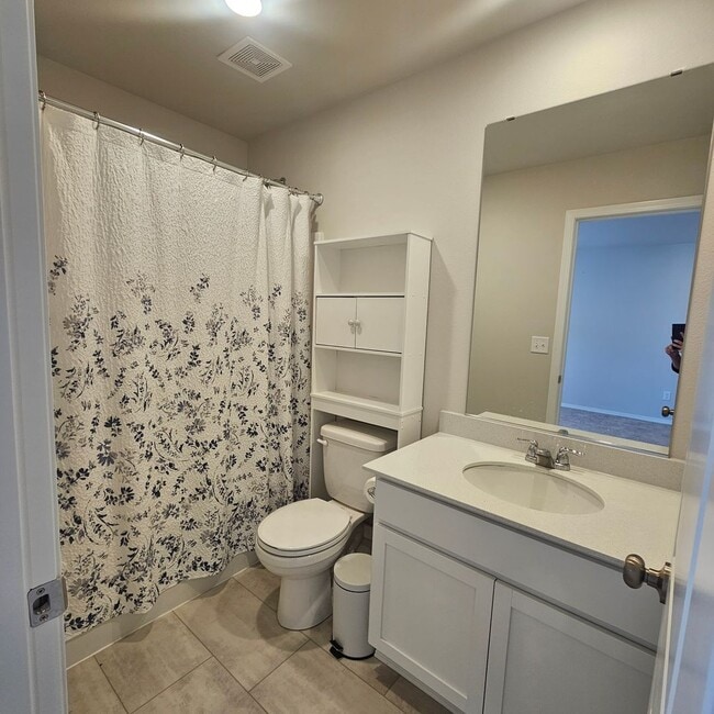 Building Photo - Move-In Ready 3 Bed, 2.5 Bath Home in Desirable Port Orchard Neighborhood