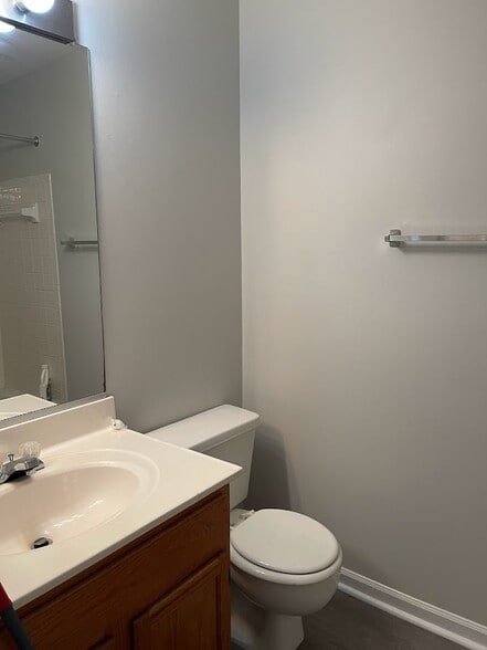 Hall Bathroom - 9816 Lake Pointe Ct