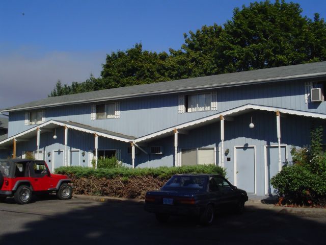 Building Photo - Charming townhouses with mature landscaping