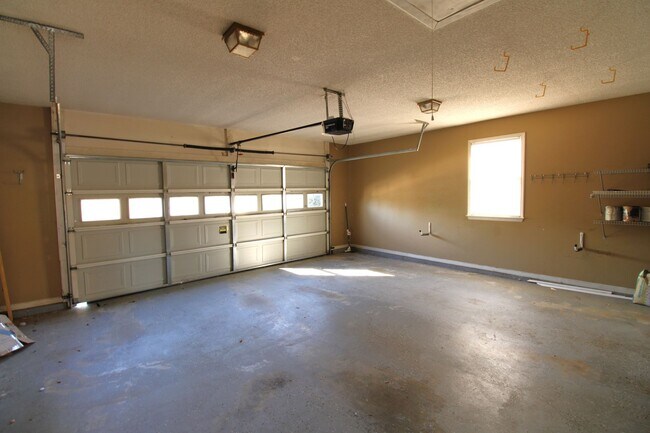 Building Photo - Awesome 3 bedroom home in a great area!