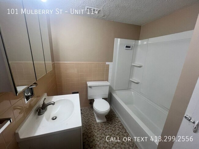 Building Photo - Updated Two Bedroom Condo On Springfield's...
