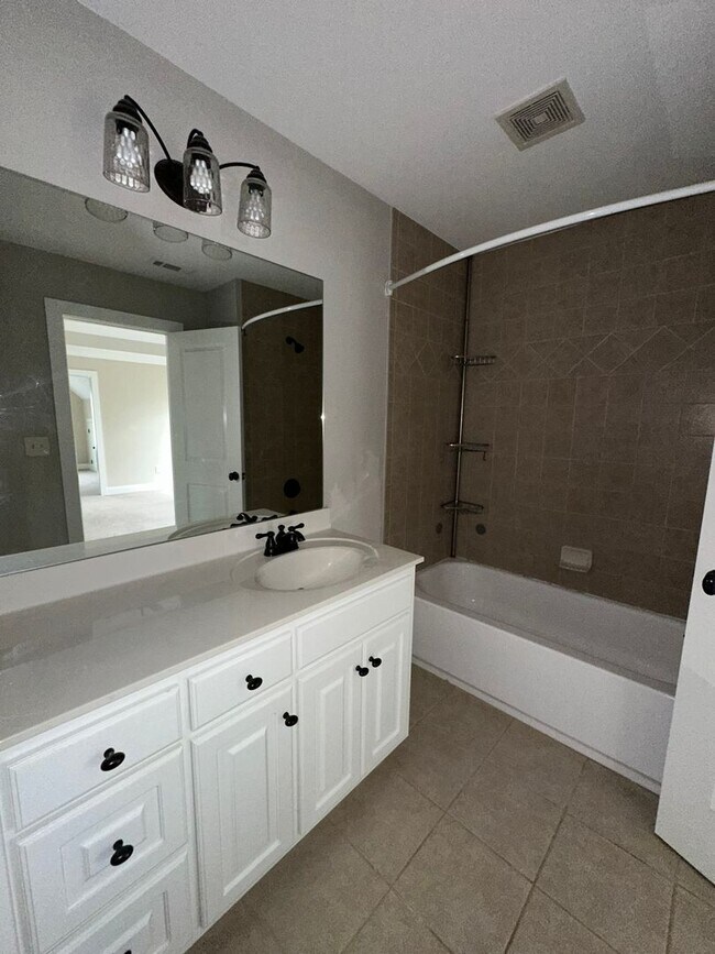 Building Photo - Brick Single Family Rental - 4 bedroom/4.5...