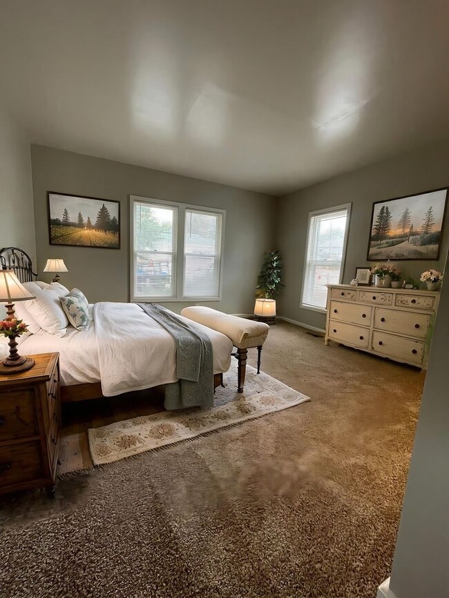 Building Photo - 402 W Dale St