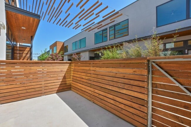 Building Photo - 2002 E 7th St