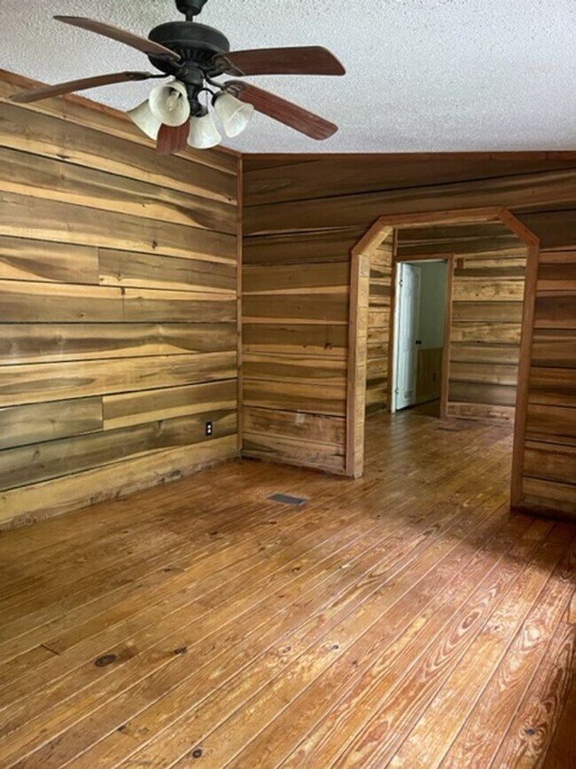 Building Photo - Rustic home in Citronelle