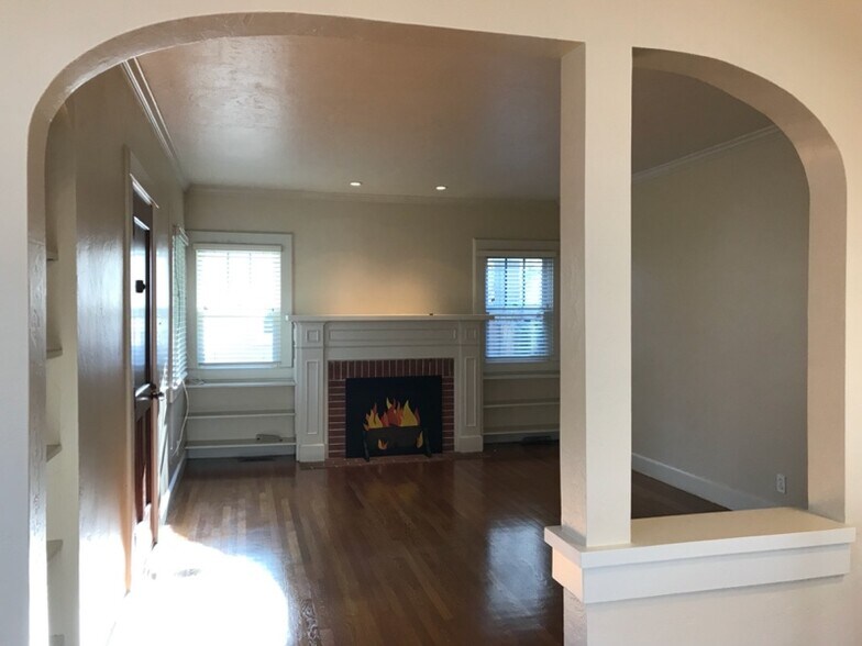 Building Photo - 632 36th St