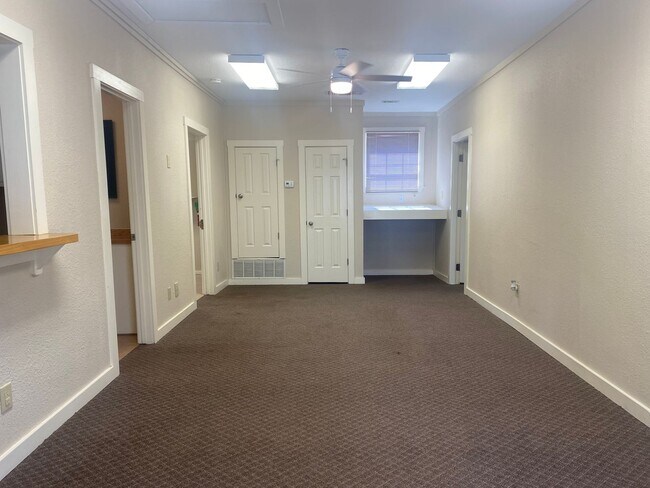 Building Photo - 2 BEDROOM