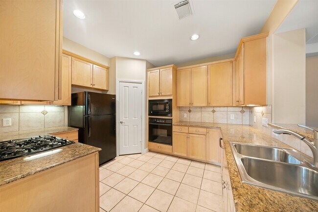 Building Photo - 2406 Calumet St