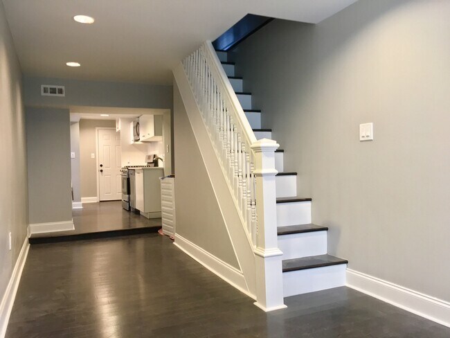 Building Photo - Newly Renovated End-of-Group Townhome in F...