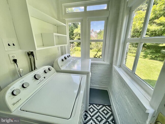 Building Photo - 217 West Ave