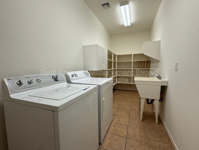Building Photo - 3038 W Trapanotto Rd