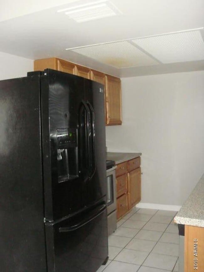 Building Photo - 2 BEDROOM 1 BATH UPSTIARS UNIT WITH BALCONY FRONT AND BACK