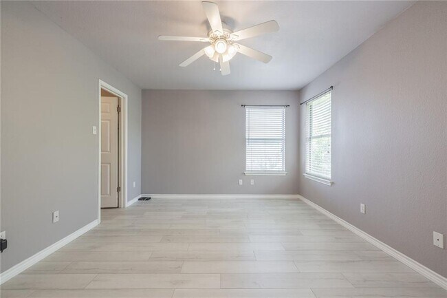 Building Photo - No Carpet! Tons of Space! Beautiful backyard with large covered patio!