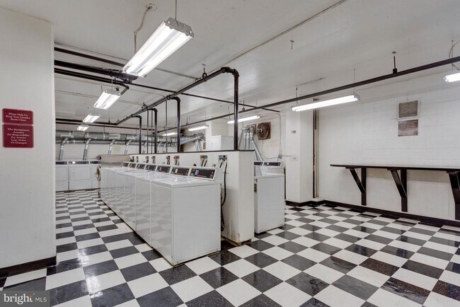 Building Photo - 1021 Arlington Blvd